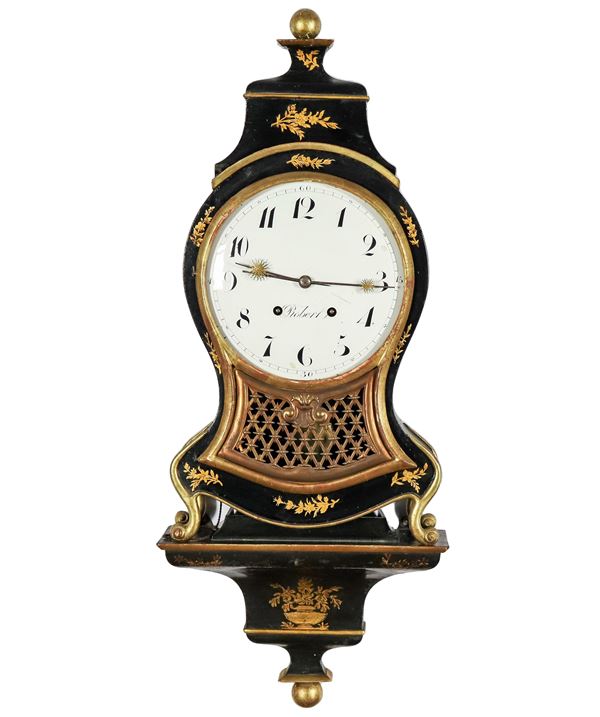 Cartel pendulum clock with shelf in black lacquered wood, with chinoiserie decorations in gold with floral motifs, white enamel dial signed Robert