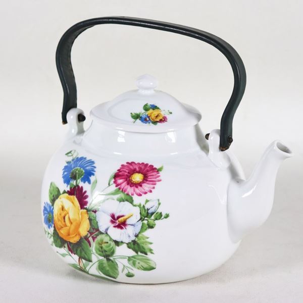 Teiera in porcellana francese, con decorazioni variopinte a motivi di mazzetti di fiori, manico rivestito in pelle