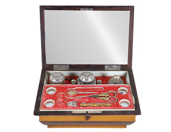 Antico necessaire da viaggio francese, a forma di bauletto in radica di tuja e legno satinato