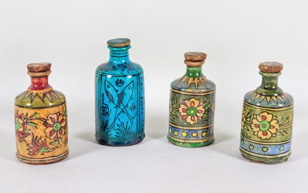 Lotto di quattro antichi flaconi da profumo orientali in maiolica smaltata, con decorazioni a motivi di fiori e uccelli