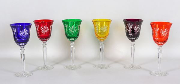 Lotto di sei bicchieri a calice in cristallo di Boemia in vari colori, lavorati a punta di diamante