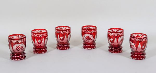 Lot of six shot glasses in engraved Bohemian crystal, oxblood colour  - Auction Timed Auction - ANTIQUES FROM PRIVATE COLLECTIONS - Gelardini Aste Casa d'Aste Roma