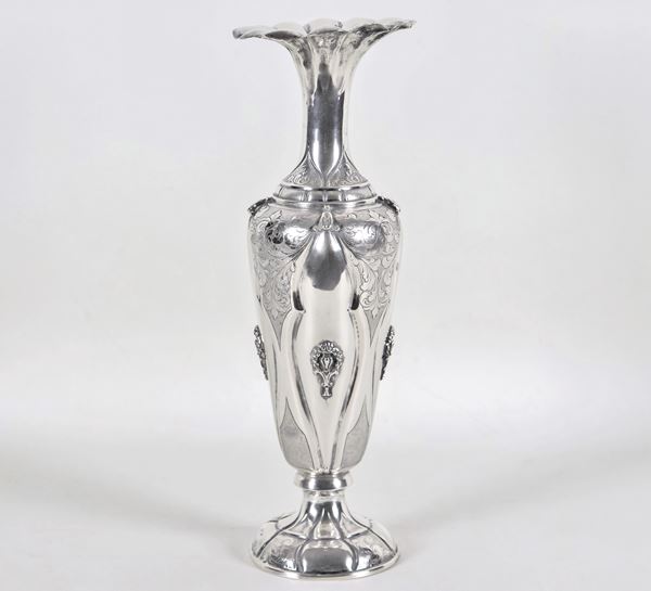 Chiselled and embossed silver amphora with Louis XVI motifs, gr. 460
