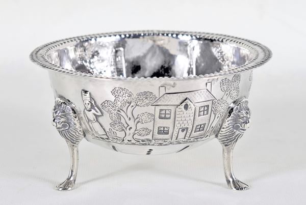 Small silver bowl from the Queen Victoria era, with chiseled and embossed edge with motifs of peasant landscapes, supported by three curved feet with lions' heads, gr. 210