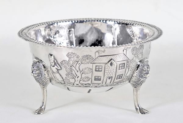 Piccola bowl in argento Epoca Regina Vittoria, con bordo cesellato e sbalzato a motivi di paesaggi contadini, sorretta da tre piedini ricurvi con teste di leoni, gr. 210