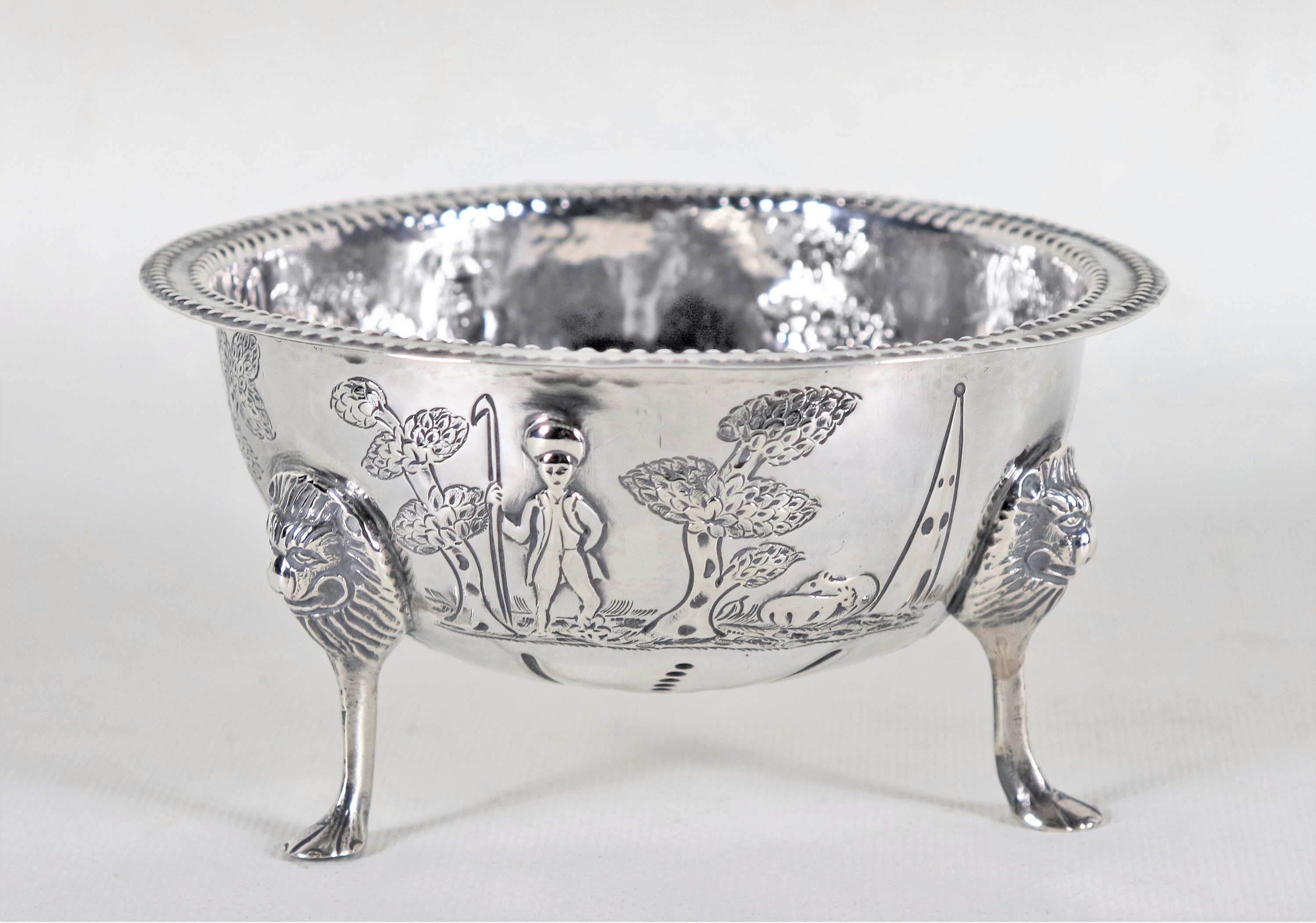 Piccola bowl in argento Epoca Regina Vittoria, con bordo cesellato e sbalzato a motivi di paesagg...