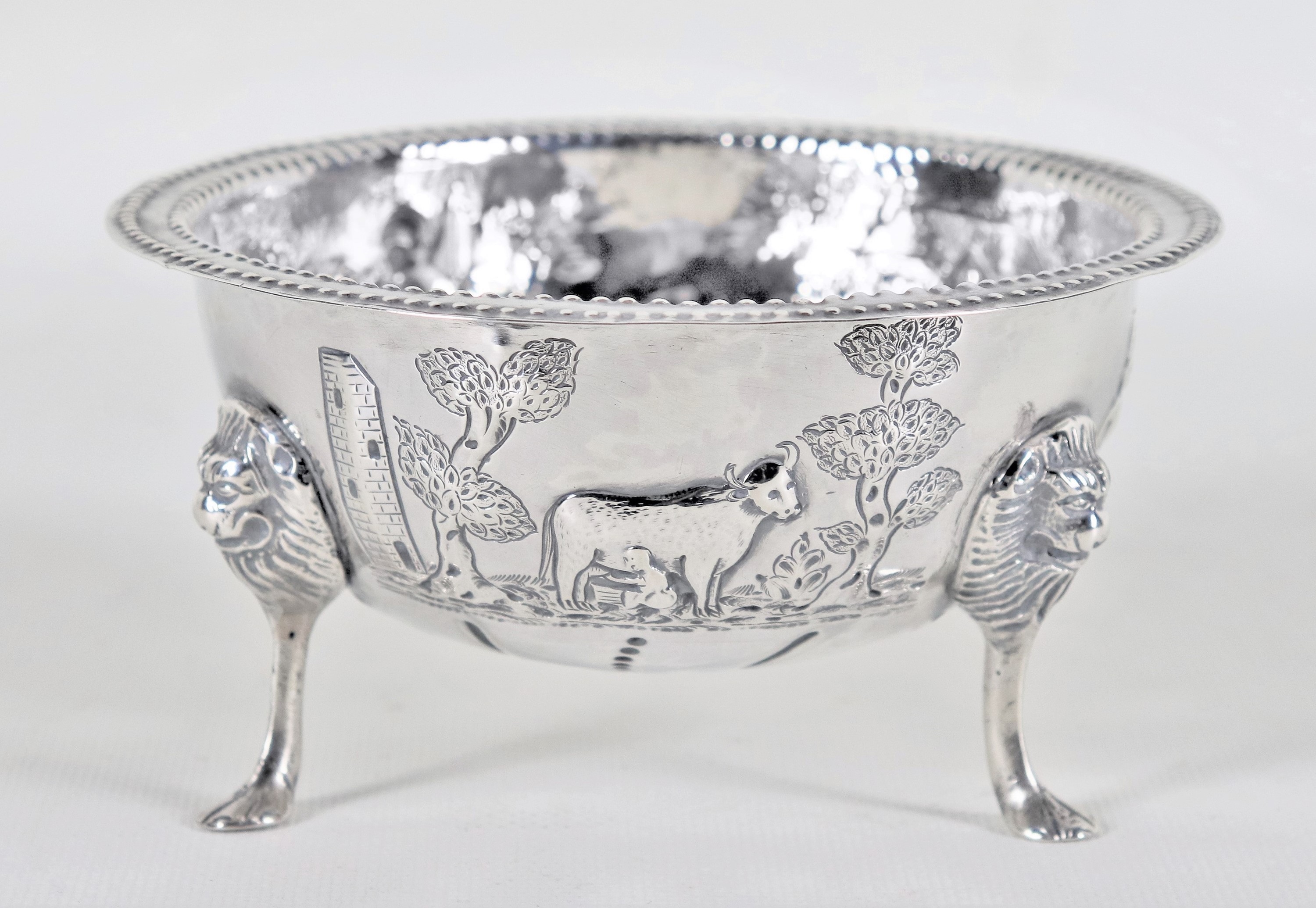 Piccola bowl in argento Epoca Regina Vittoria, con bordo cesellato e sbalzato a motivi di paesagg...