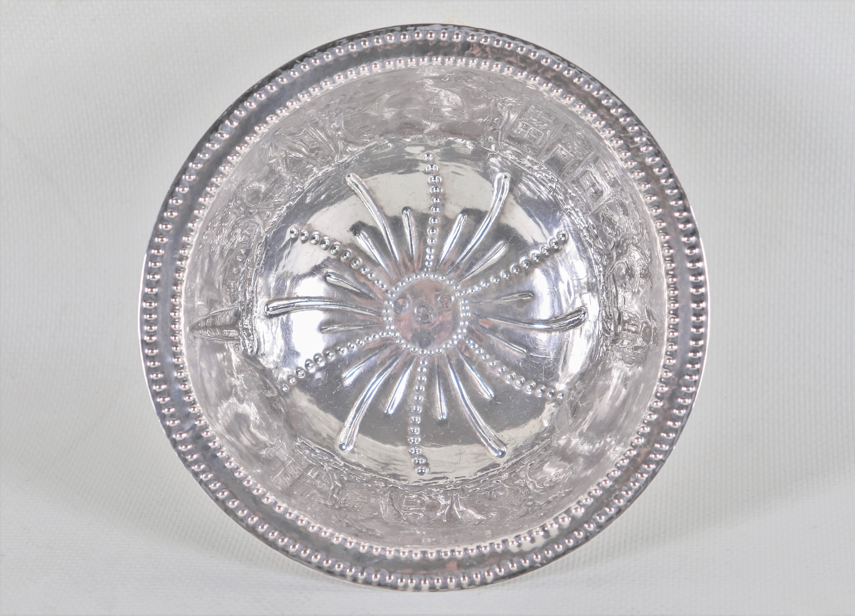 Piccola bowl in argento Epoca Regina Vittoria, con bordo cesellato e sbalzato a motivi di paesagg...