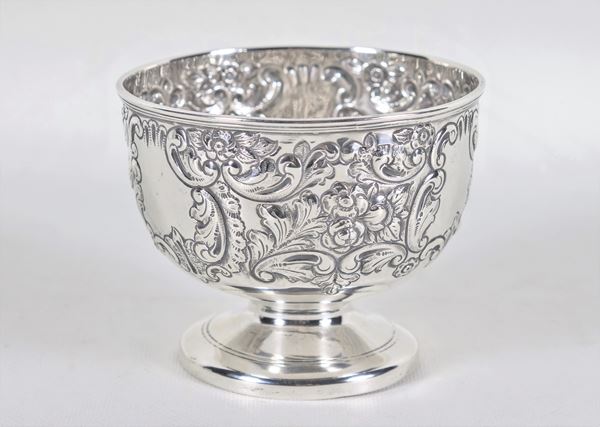 Coppa in argento Epoca Edoardo VII, cesellata e sbalzata a volute floreali e foglie d'acanto, gr. 200