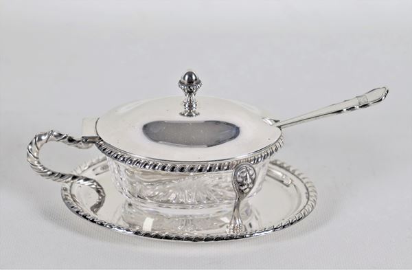 Formaggiera ovale in argento cesellato e sbalzato a motivi Impero, vaschetta in cristallo e antico cucchiaio inglese adattato, gr. 240