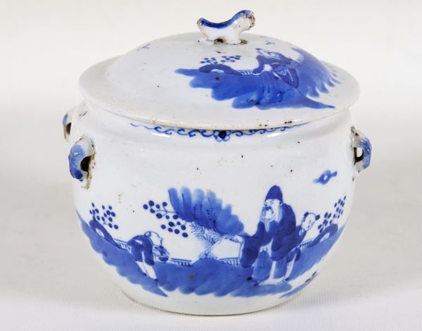 Piccola potiche in porcellana bianca, con decorazioni in blu a motivi di personaggi