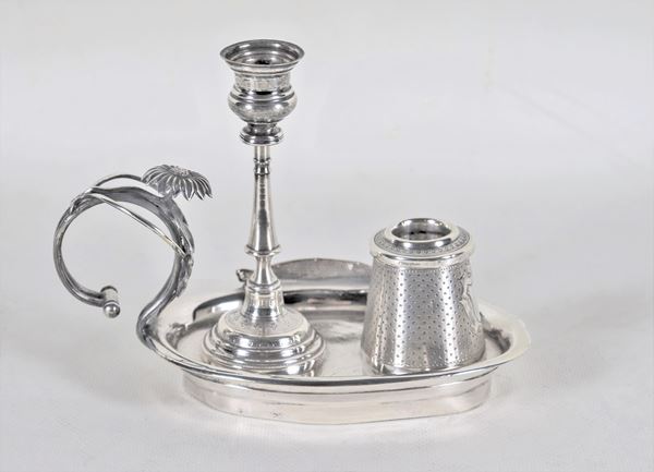 Bugia in argento con piccolo candeliere e manico ricurvo con fiore, gr. 285