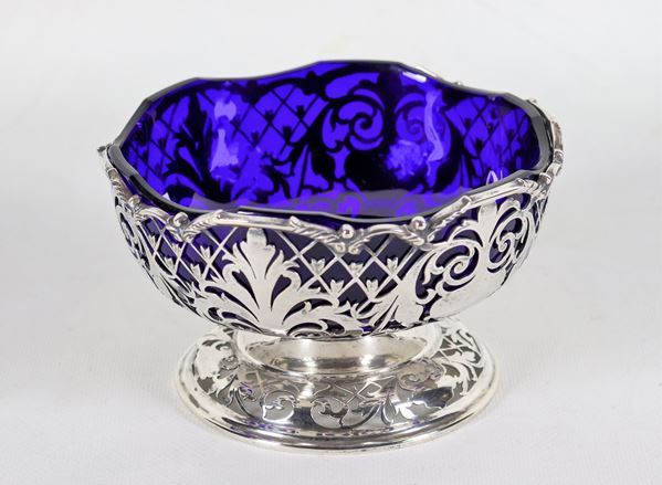 Coppa porta zollette di zucchero Epoca Edoardo VII, in argento cesellato, sbalzato e traforato, vaschetta in cristallo blu cobalto, gr. 260