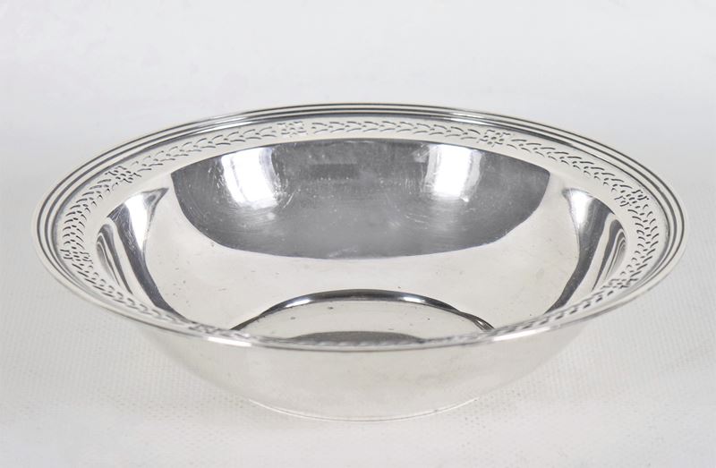 Vaschetta tonda in argento Sterling 925, con bordo cesellato e traforato a palmette, gr. 170
