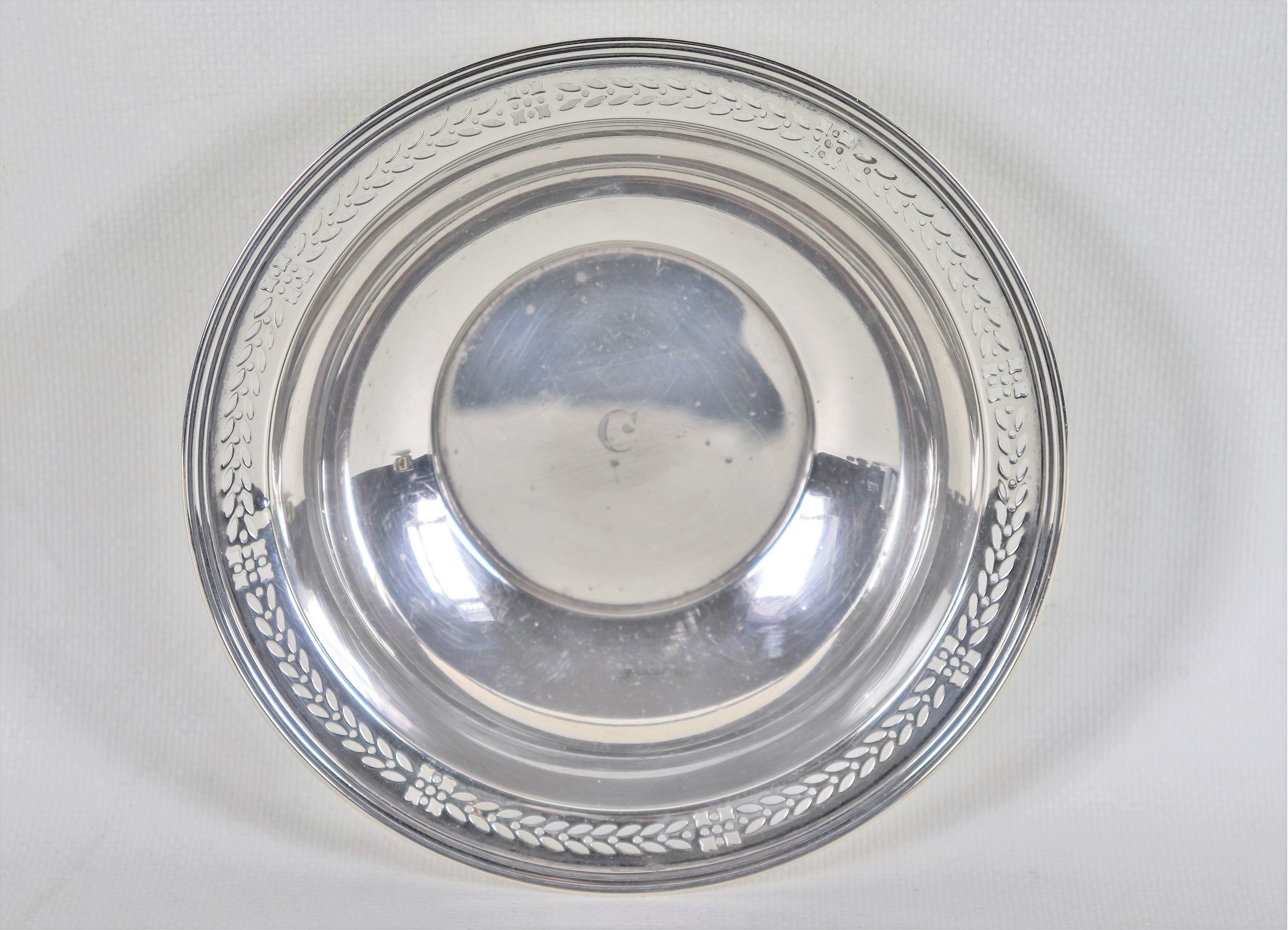 Vaschetta tonda in argento Sterling 925, con bordo cesellato e traforato a palmette, gr. 170
