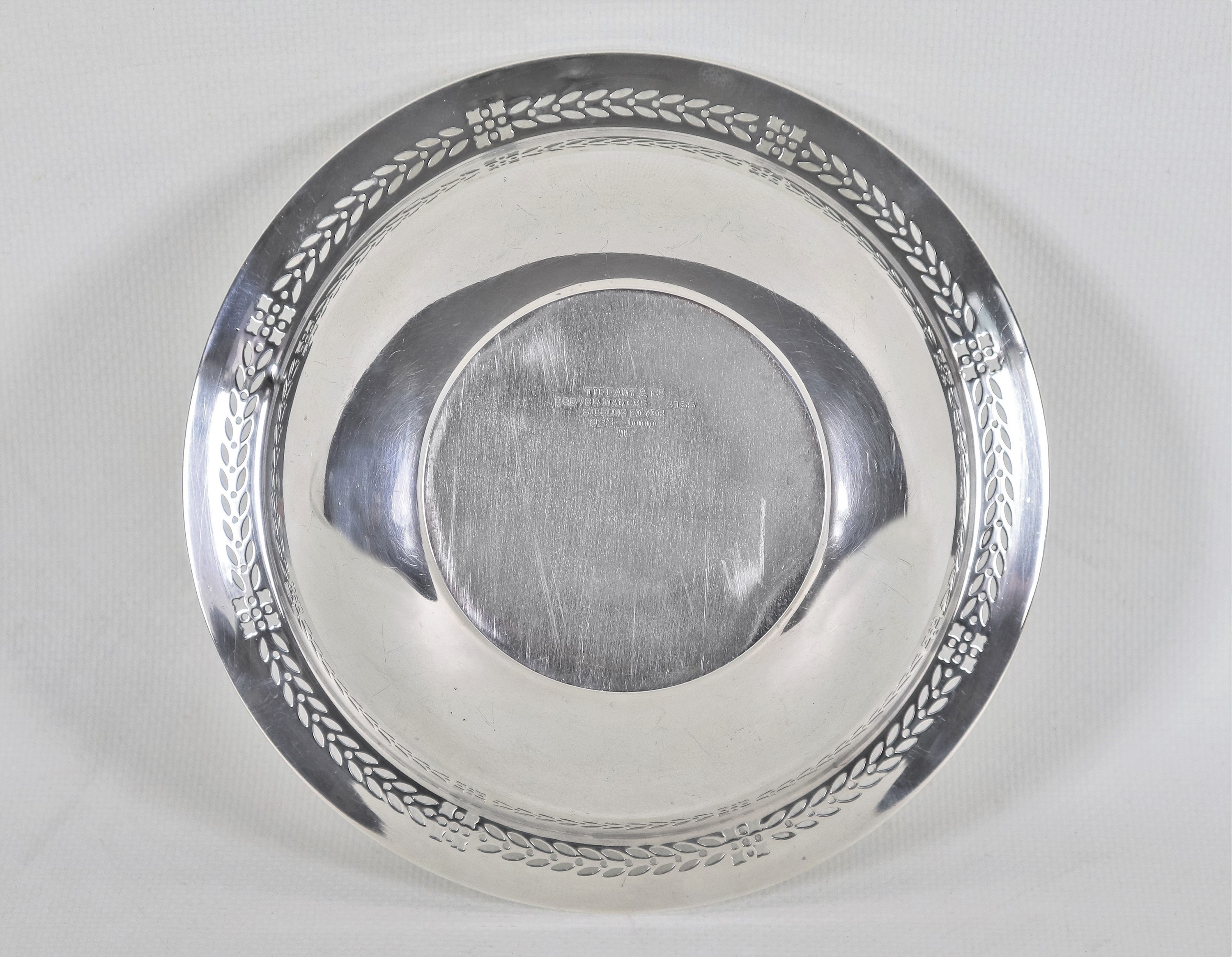 Vaschetta tonda in argento Sterling 925, con bordo cesellato e traforato a palmette, gr. 170