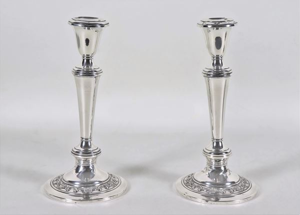 Pair of candlesticks in 925 Sterling silver, with chiselled base edges