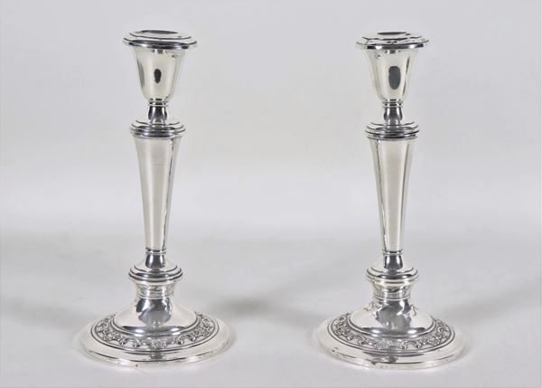 Coppia di candelieri in argento Sterling 925, con bordi delle basi cesellati