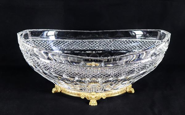 French centerpiece in pure crystal entirely worked with a diamond tip, supported by a gilt bronze base with four leonine feet