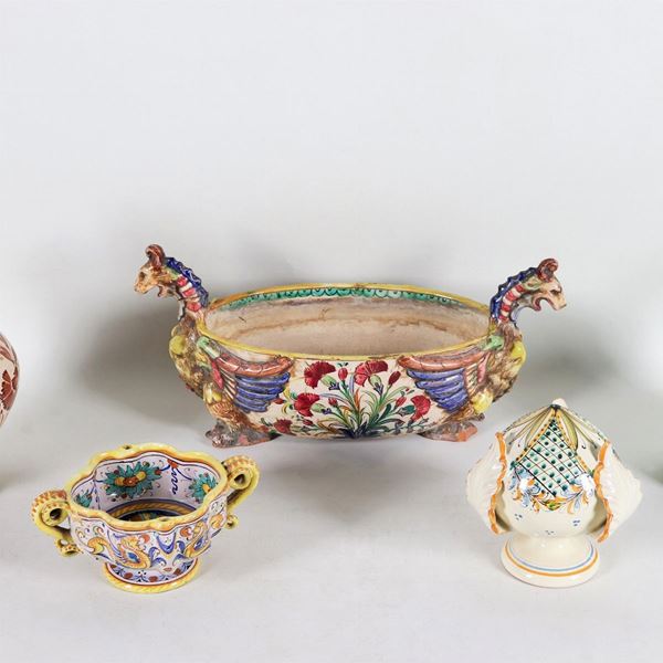 Lotto in maiolica italiana a varie decorazioni e policromie (5 pz)