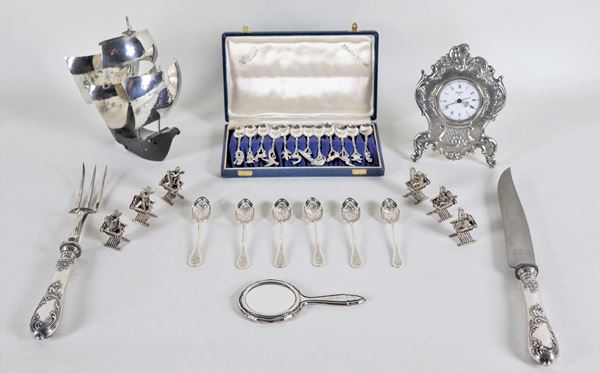 Lot in chiseled and embossed silver (29 pcs), gr. 360