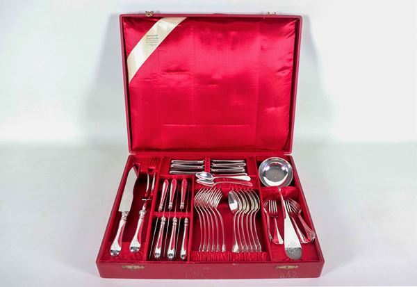 Servizio di posate per sei persone in argento cesellato con monogramma inciso, astuccio in pelle rossa (35 pz), gr. 1350