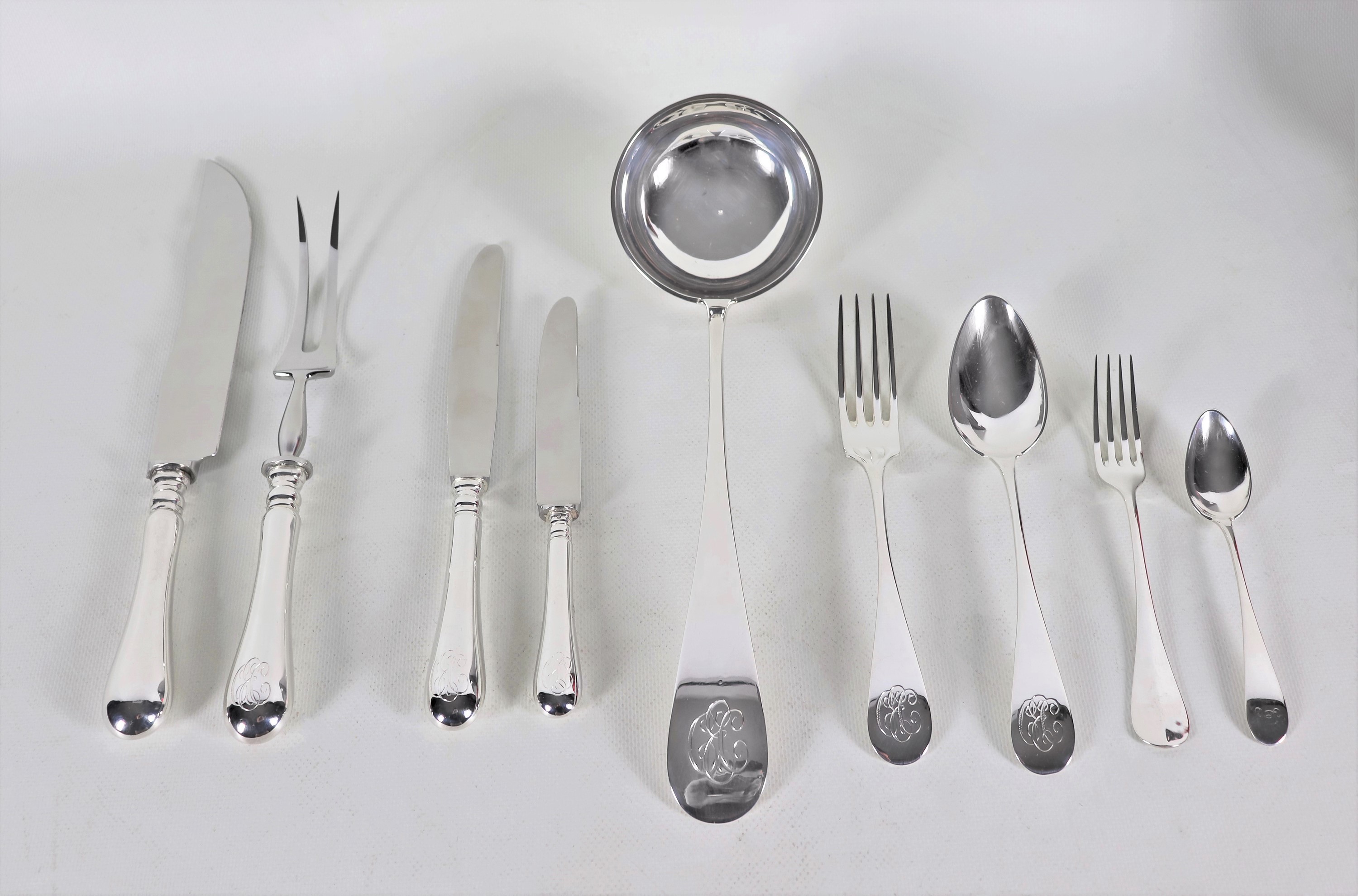 Servizio di posate per sei persone in argento cesellato con monogramma inciso, astuccio in pelle ...