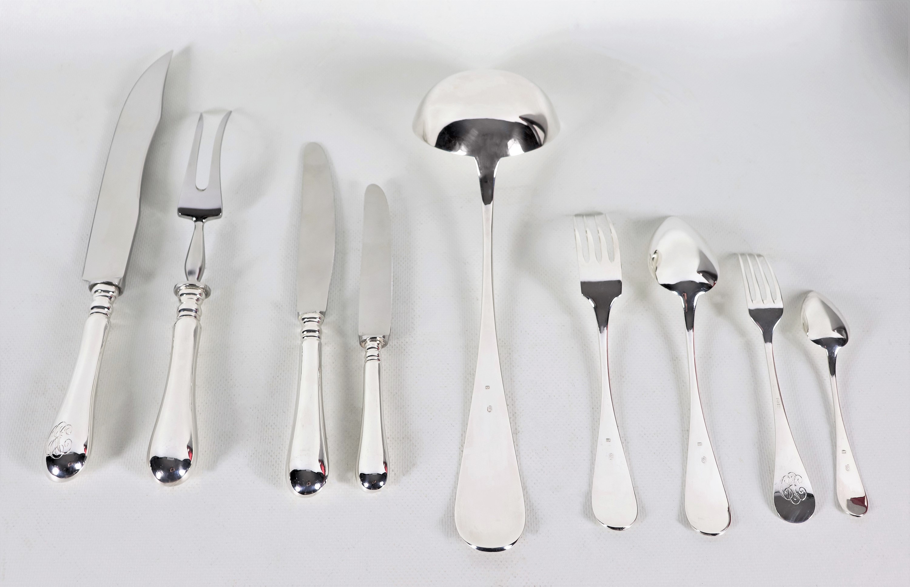 Servizio di posate per sei persone in argento cesellato con monogramma inciso, astuccio in pelle ...