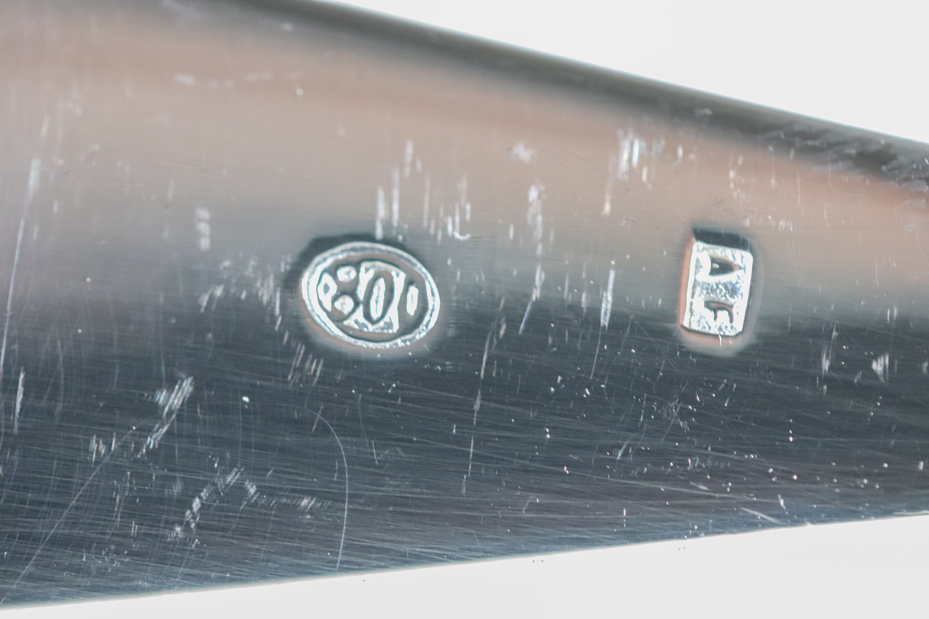 Servizio di posate per sei persone in argento cesellato con monogramma inciso, astuccio in pelle ...