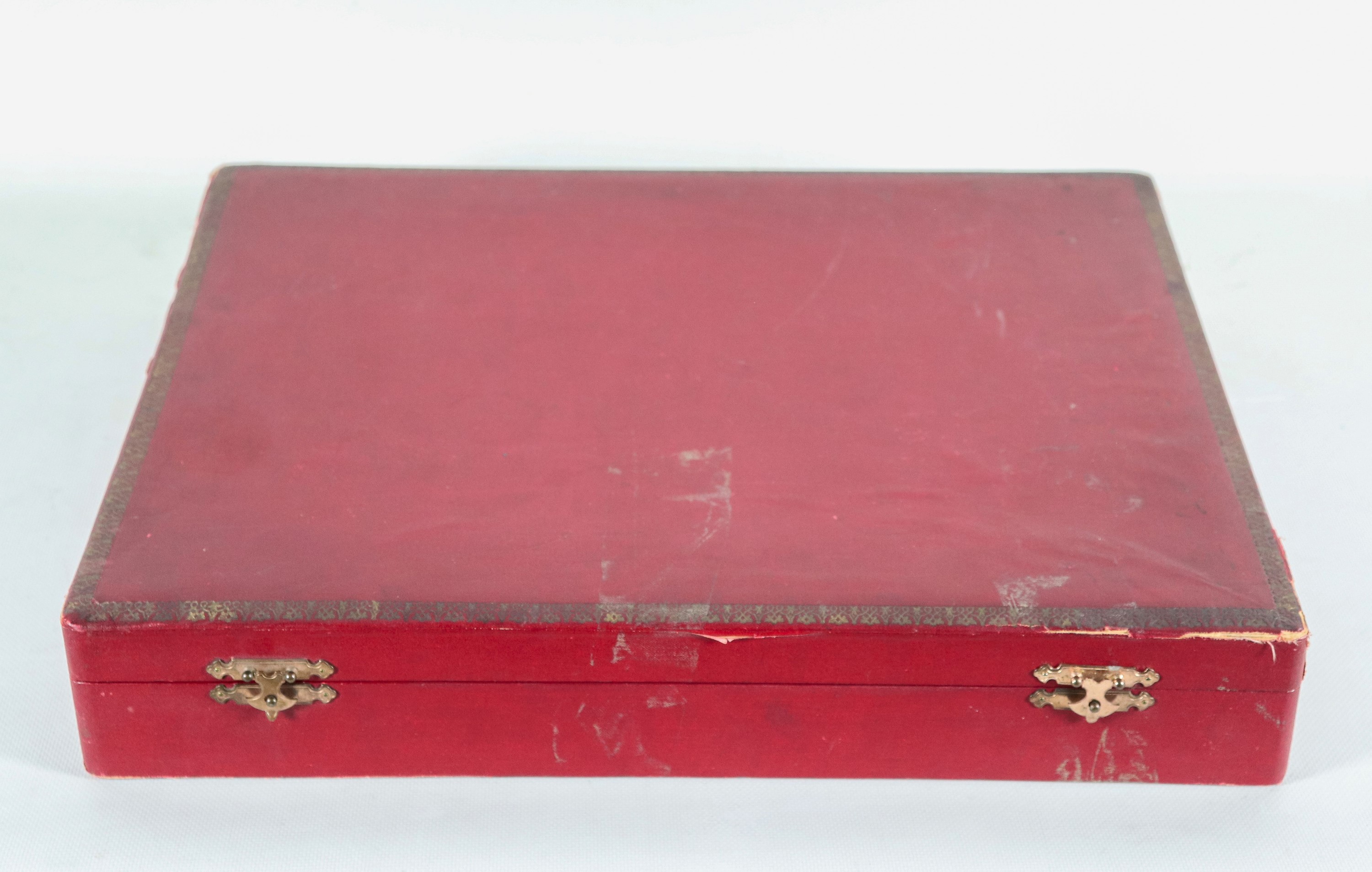 Servizio di posate per sei persone in argento cesellato con monogramma inciso, astuccio in pelle ...