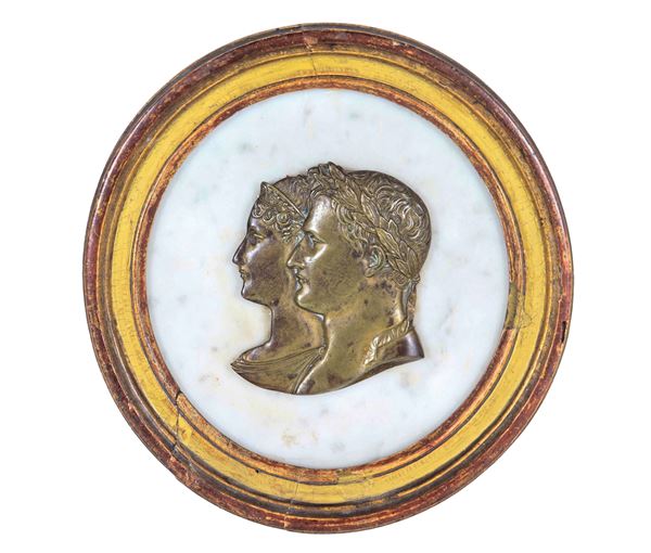 Medaglione in marmo bianco, al centro rilievo in bronzo con "Profili di Napoleone e Maria Luisa d'Austria"