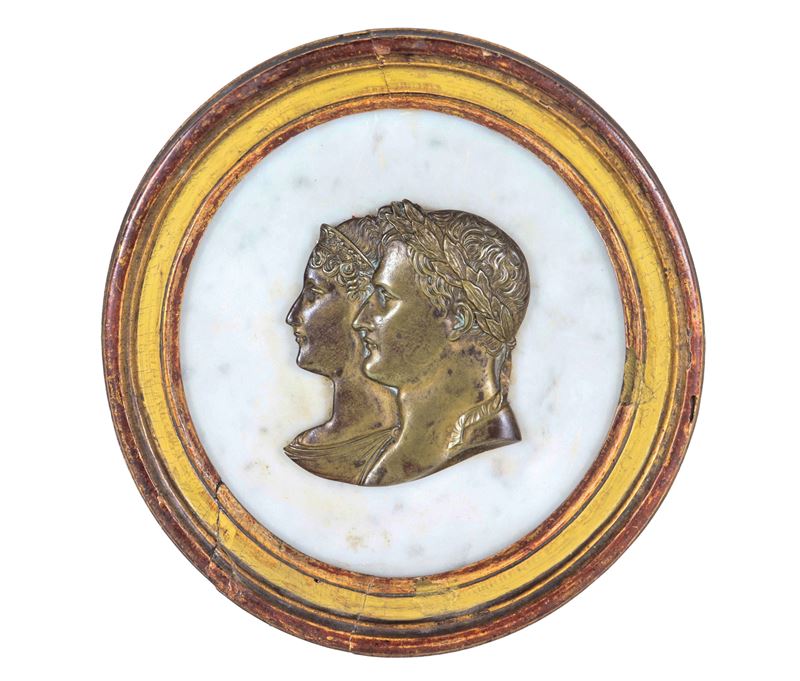 Medaglione in marmo bianco, al centro rilievo in bronzo con "Profili di Napoleone e Maria Luisa d...