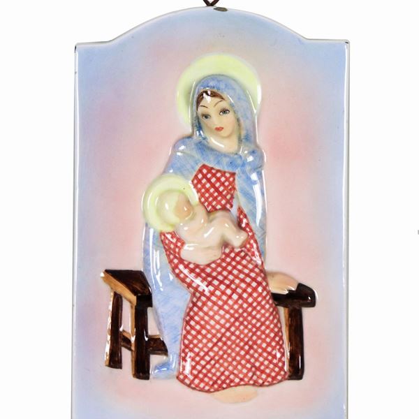 Piccola scultura "Madonna con Bambino", in ceramica smaltata e porcellanata