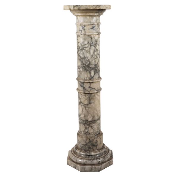 Colonna Liberty in marmo grigio venato, con terminali a capitelli