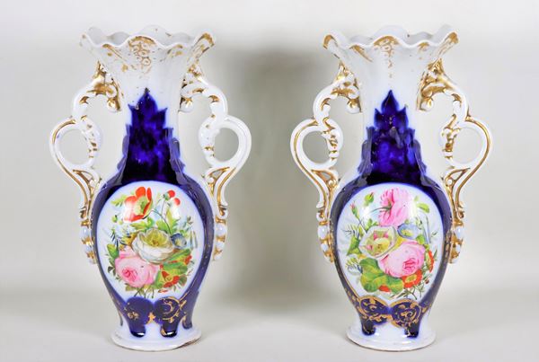 Pair of antique French Louis Philippe vases in Old Paris porcelain, with colorful medallions with motifs of bunches of flowers and pure gold highlights