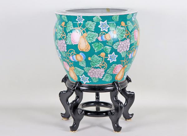 Grande cachepot in porcellana a fondo verde, con decorazioni smaltate a rilievo a motivi di grappoli d'uva e frutta