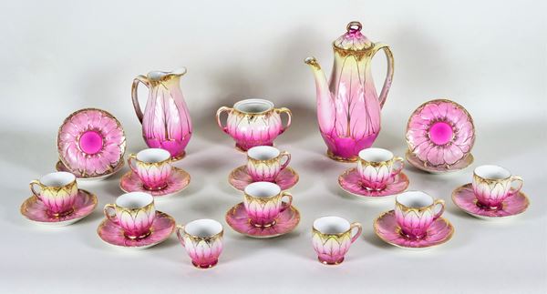 Antico servizio da caffè in porcellana Ginori, decorato a motivi di fiori e foglie rosa (13 pz)