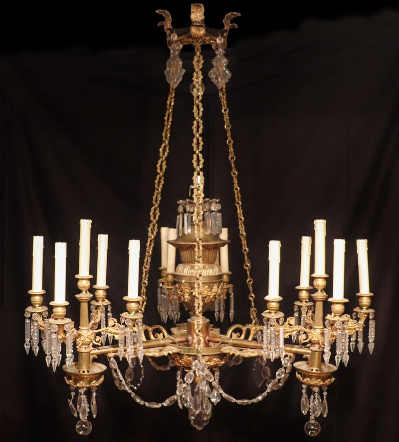 Lampadario francese in bronzo dorato e cesellato con prismi in cristallo a ghirlande e calatine, ...