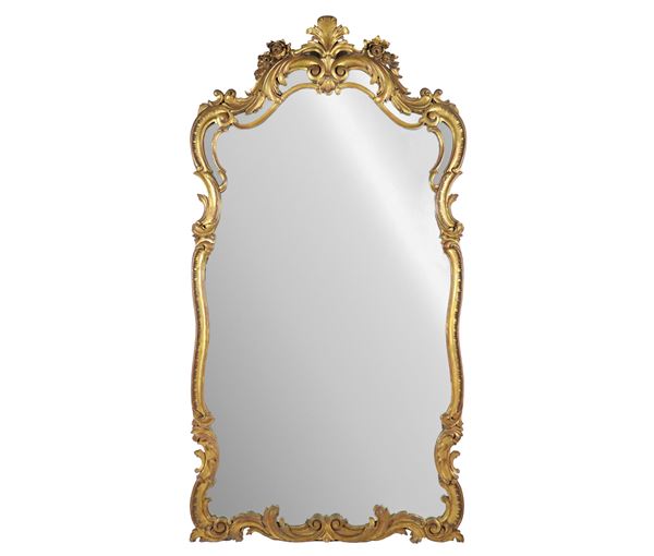 Grande specchiera francese in legno dorato e intagliato a motivi Luigi XV
