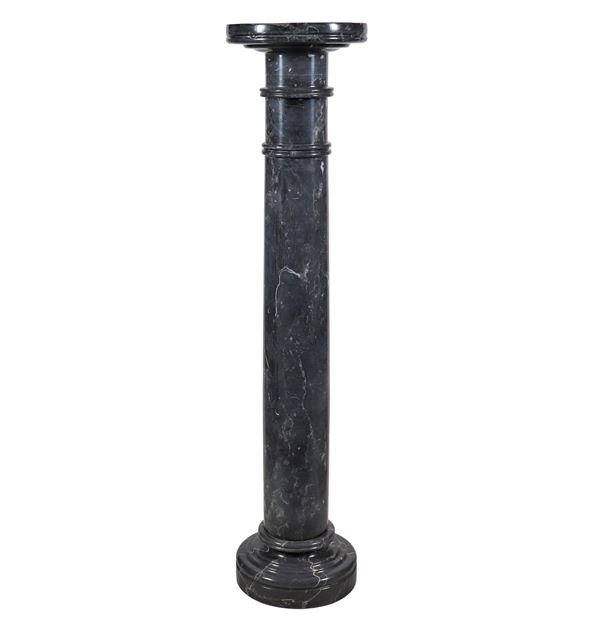 Colonna di linea neoclassica in marmo nero venato con capitelli 