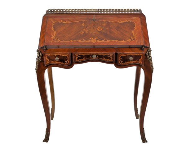 Small French flap table from the Louis XV line in bois de rose and purple ebony, with inlays of intertwined volutes and floral motifs, gilt bronze trimmings and perforated railing on the top
