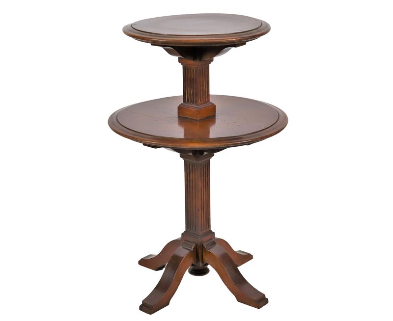 Tavolinetto da centro in noce a due piani, con centrale a colonna e quattro gambe ricurve