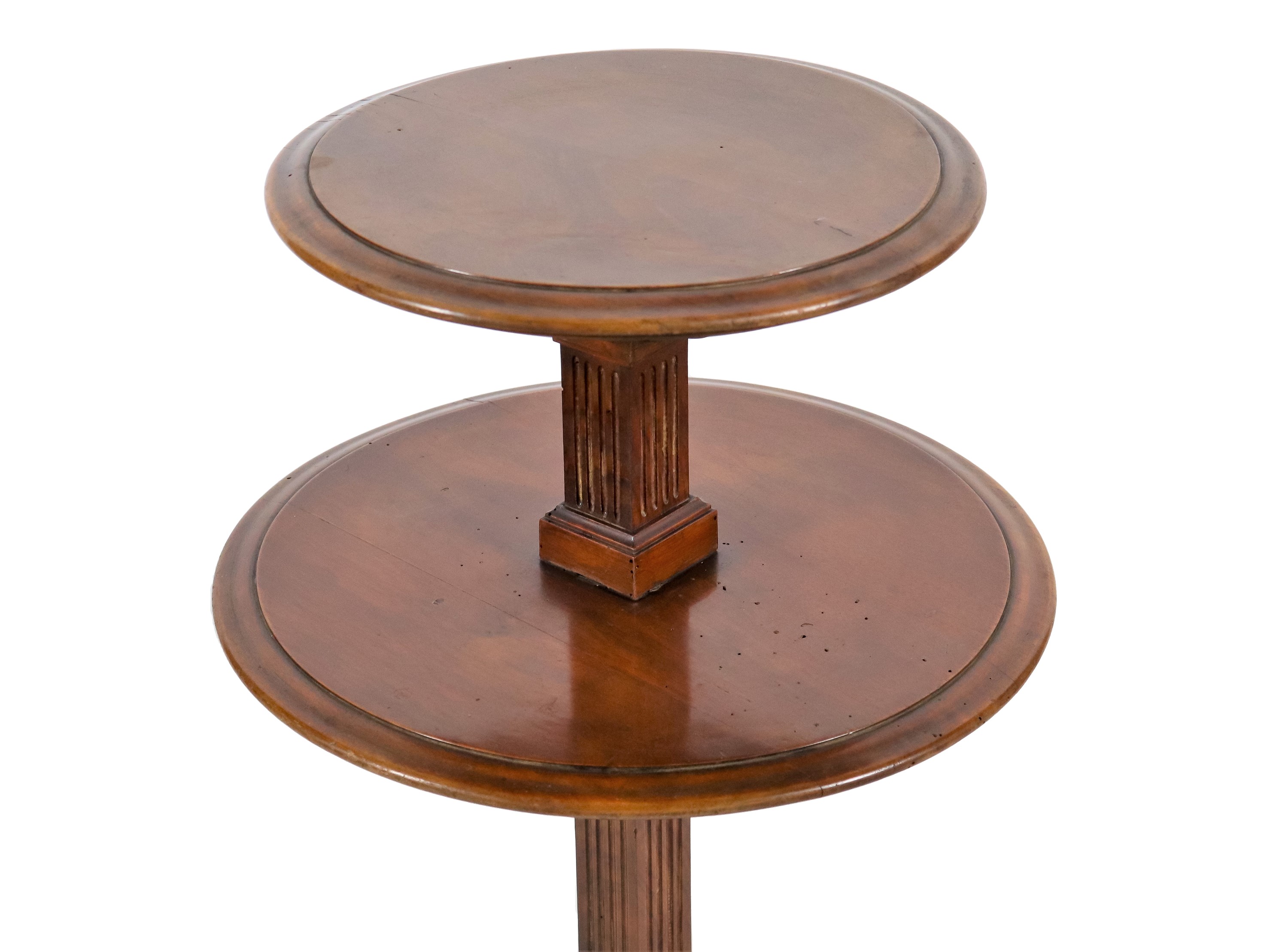 Tavolinetto da centro in noce a due piani, con centrale a colonna e quattro gambe ricurve