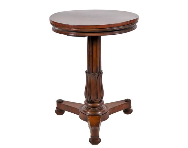 Antique round center table in walnut with three liftable shelves, supported by a carved and ribbed column resting on three triangular legs