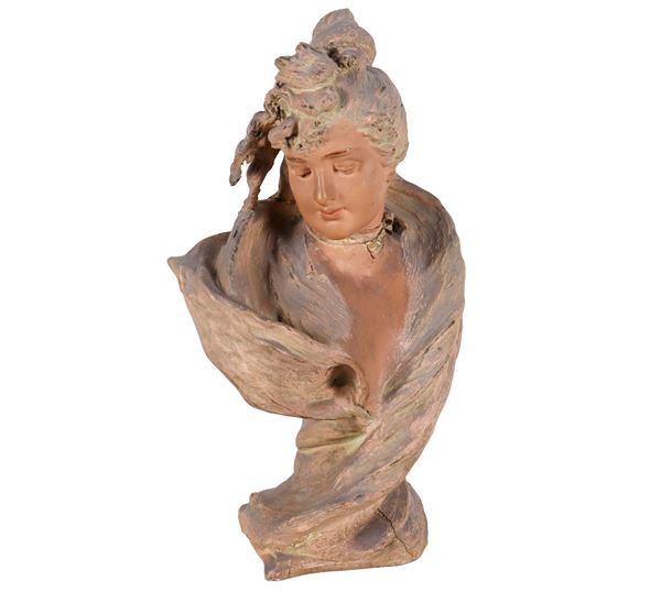 "Giovane dama", antico piccolo busto francese in terracotta patinata. Firmato