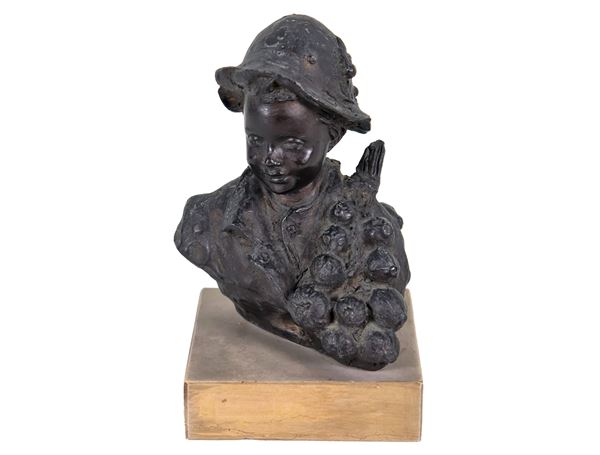 Giovanni De Martino - Firmato. "Scugnizzo venditore di cipolle", piccolo busto in bronzo, sorretto da basetta in marmo bianco