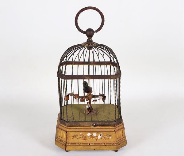 Antica gabietta con uccellino e carillon, in metallo, con base in legno dorato e intagliato