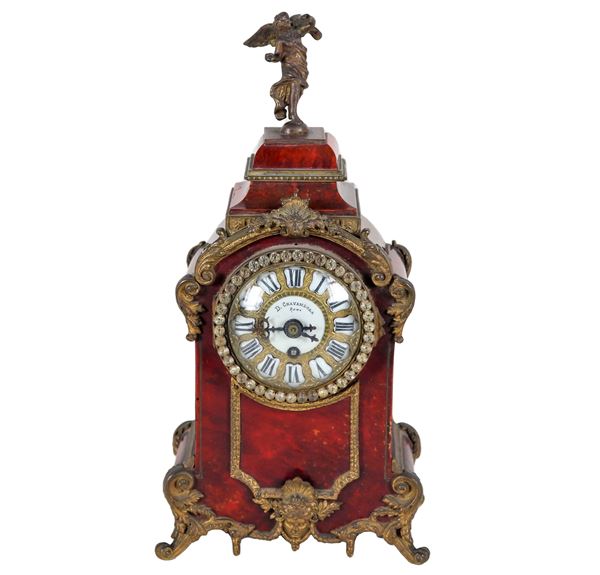 Antica piccola pendola romana da tavolo di linea Luigi XV, in legno a finta tartaruga con guarnizioni in bronzo dorato e cesellato, quadrante firmato D. Cravanzola - Roma