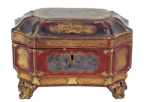 Antica scatola portatè cinese in legno laccato e dorato, a forma ovale sagomata con decorazioni a motivi orientali, piedini in bronzo e due contenitori per il tè all'interno