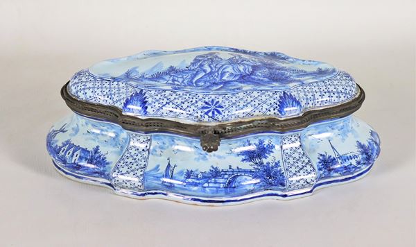 Antica scatola francese in maiolica smaltata e invetriata, a forma ovale centinata, interamente decorata in blu a motivi di paesaggi e scena galante sul coperchio